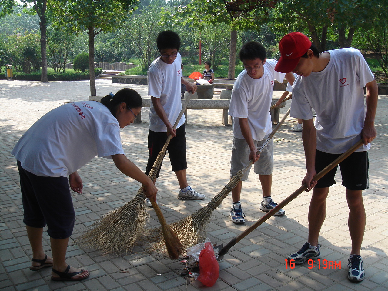 办事处社会实践服务团深入到舜玉小区的公园等公共场所开展义务劳动